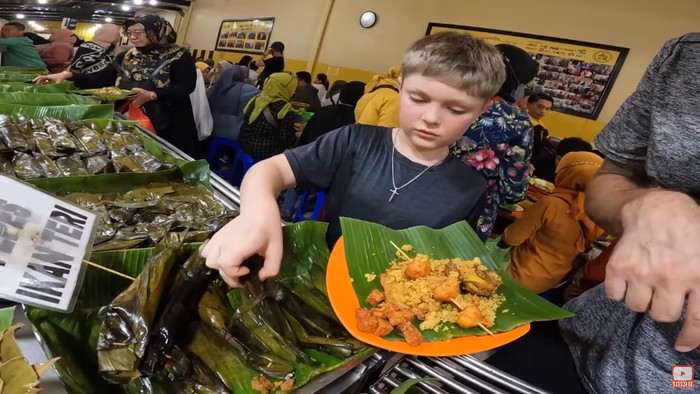 Kisah Bule Amerika Makan Masakan Sunda: Pepes-Ikan Asin Dilahap