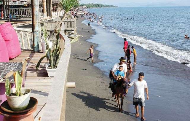Liburan Tahun Baru, Sejumlah Wisata Pantai di Lombok Diserbu Warga